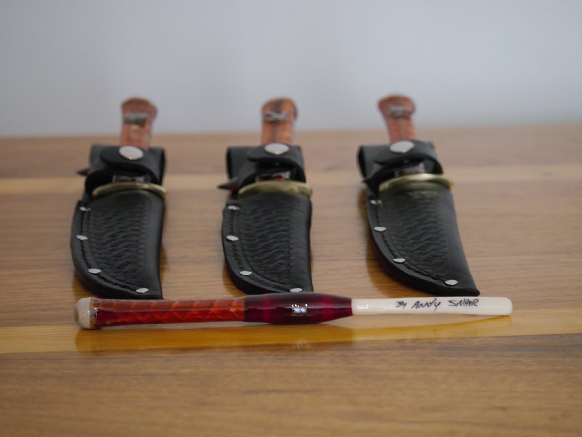 DustinDattilio's tweet image. Handmade knives and striker by Andy Snair that I got for wood burning a box call @NWTF_official #NWTF @Turkey_Hunting #mossyoak #buckknife