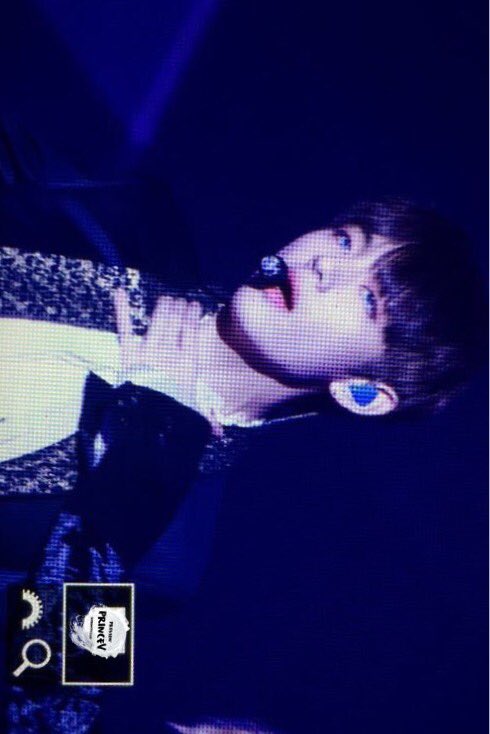 princeV1230's tweet photo. 161226 SBS 가요대전 #방탄소년단 #태형 #뷔 #V @BTS_twt https://t.co/ZvJhFgbQxU