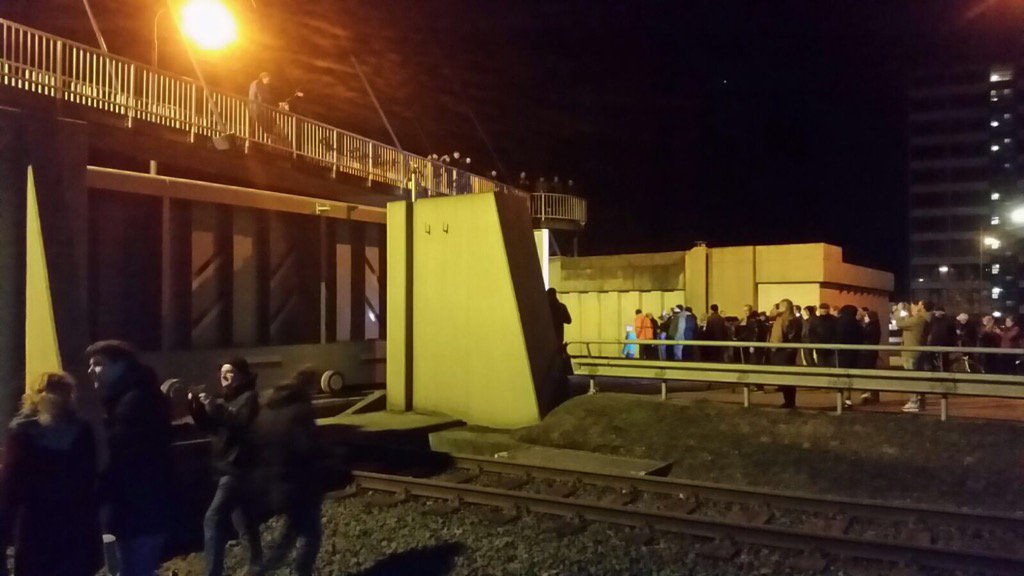 Noorderzijlvest's tweet photo. Sluiting dijkdoorgangen #Delfzijl Verwachte waterstand heeft RWS bijgesteld: +3,50 NAP rond 21.30 uur #kerststorm https://t.co/XARO6utElO