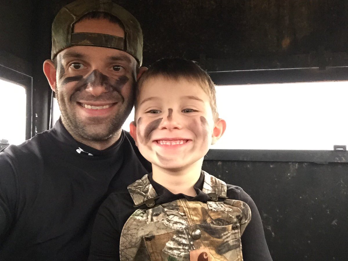 roberson_eric's tweet photo. We had a good deer hunt going on until a wasp decided to land on Cooper while he was in the floor sleeping! #HuntOver https://t.co/WDhQpULSGr