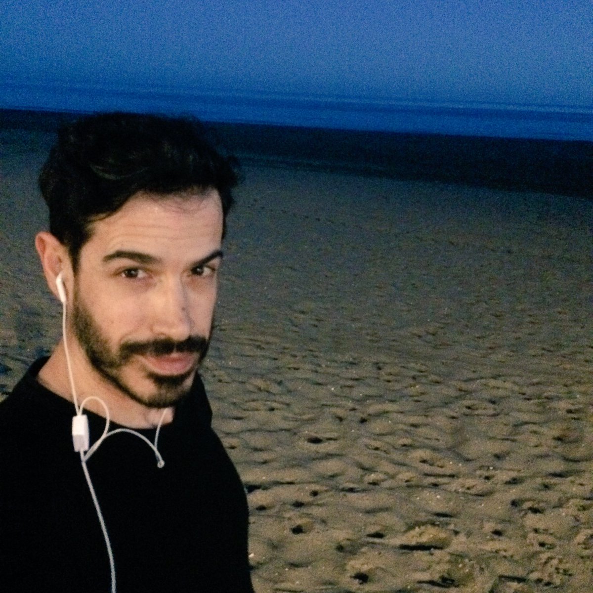 thehumanmusic's tweet photo. Si... Diciembre... Navidad... pero yo estoy aquí #humanrunning #beach https://t.co/oVx8kzwNou