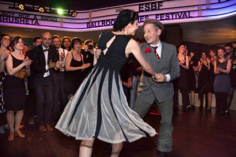 MissMisimaQ's tweet photo. Muévete más en 2017: vuelve la fiebre del swing         
            https://t.co/IomeZZtuSM https://t.co/MtY5WTJAp8