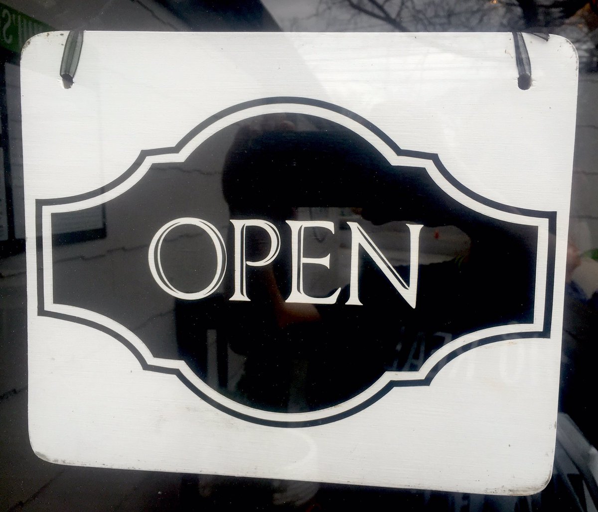 We're open &amp; brimming with healthy lunch &amp; dinner choices for you! 💚