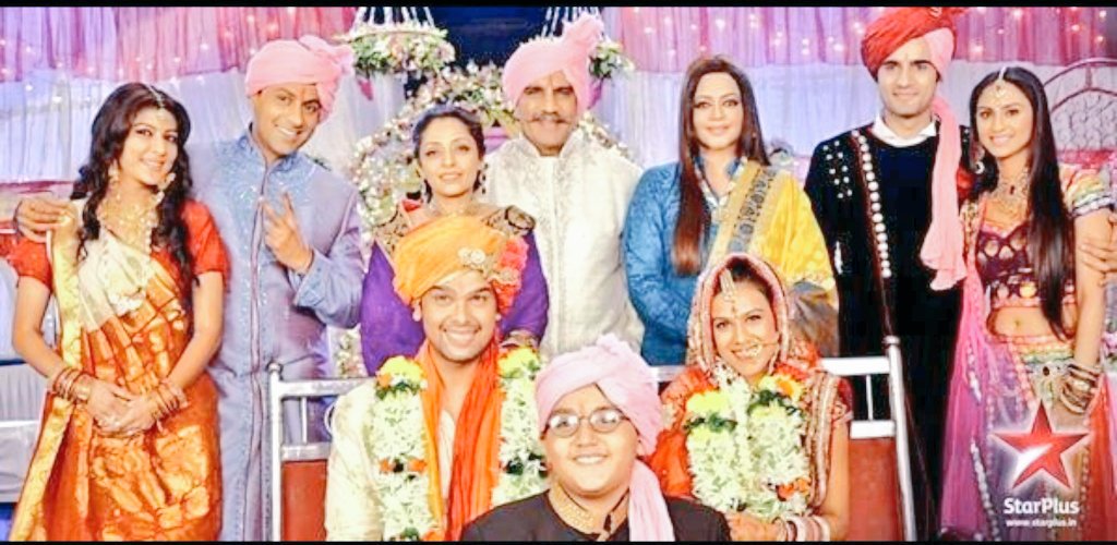 AashuLoveNISHAL's tweet photo. @SudeshnaT01 @NishalCafe sm mr old good days #Memories #Group_photos #Vadheras #Choudharies #Families. on-off screen https://t.co/ChylXDizfF