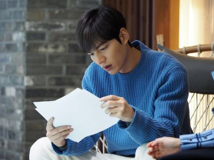 1light_'s tweet photo. ＂대본만 봐도 화보＂ 이민호, 조각남신 비주얼 (출처 : 스포츠조선 | 네이버 TV연예) https://t.co/Yh1hr8nFrv https://t.co/XpLcCMxsTA