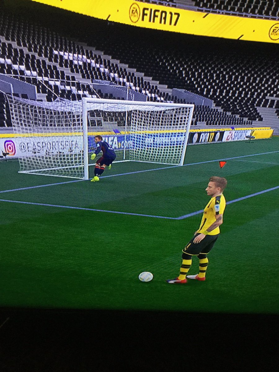 maxea12's tweet image. What is neuer doing😂