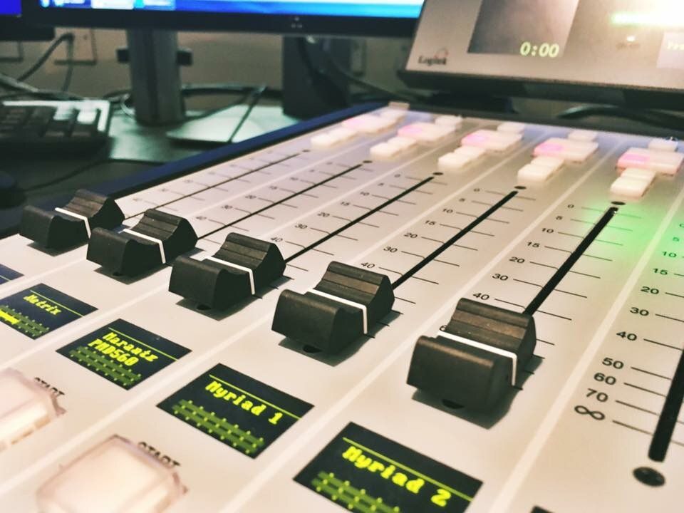 UWStudentGuide's tweet image. #ExploreUW's facilities available for radio students on the MAD campus! From studios to mics, MAD has got it all 📻 buff.ly/2i6laei
