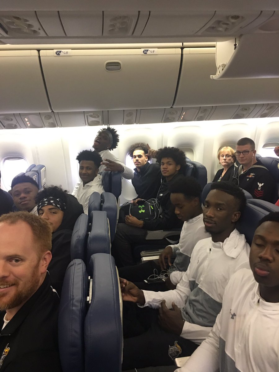 CoachMayweather's tweet photo. Wheels up! San Diego here we come!✈️✈️✈️✈️✈️ https://t.co/hZv4QKnciX