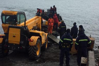 MinDefensa_Ar's tweet photo. El aviso ARA Puerto Argentino arribó a la base Antártica Esperanza para realizar el reabastecimiento #CAV2016-2017 https://t.co/raCJ7kRRMN https://t.co/UnyZEeo6OR