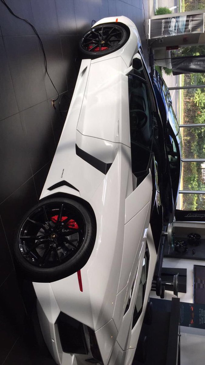 CarGoals__'s tweet image. All white Aventador's are goals #car #cars #sportscar #fastcar #richpeoplecars #money #baller