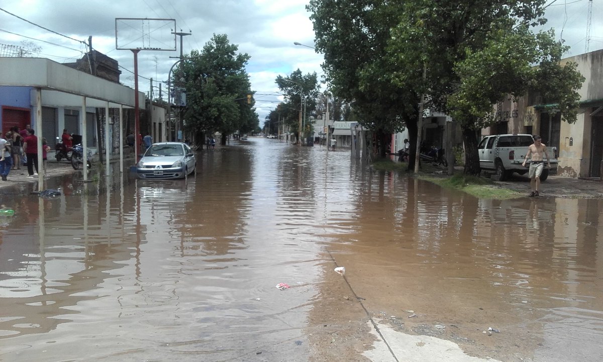 Central194's tweet photo. #Colaborando con nuestros vecinos de #Pergamino. UN 15 trabaja en diversos barrios de la ciudad. #Central194 https://t.co/7vP9ajL2g6