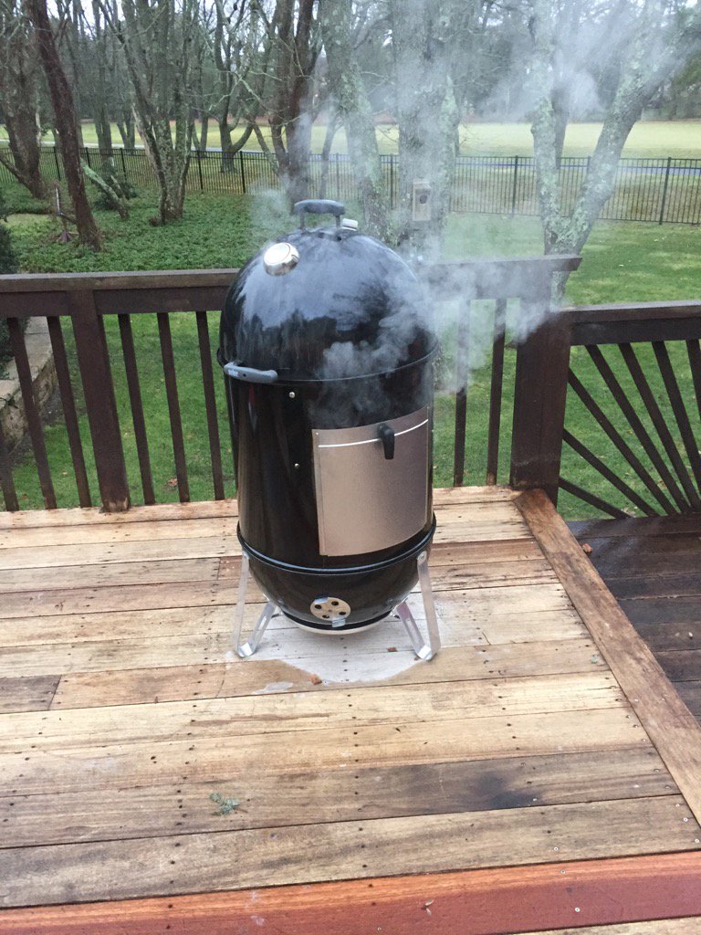 JunarioS's tweet photo. @WeberGrills #love smoking a prime #RIB @PegLegPorker @JackDaniels_US chips #HolidaysAreComing #mondaymotivation https://t.co/CWh5Xx8NGq