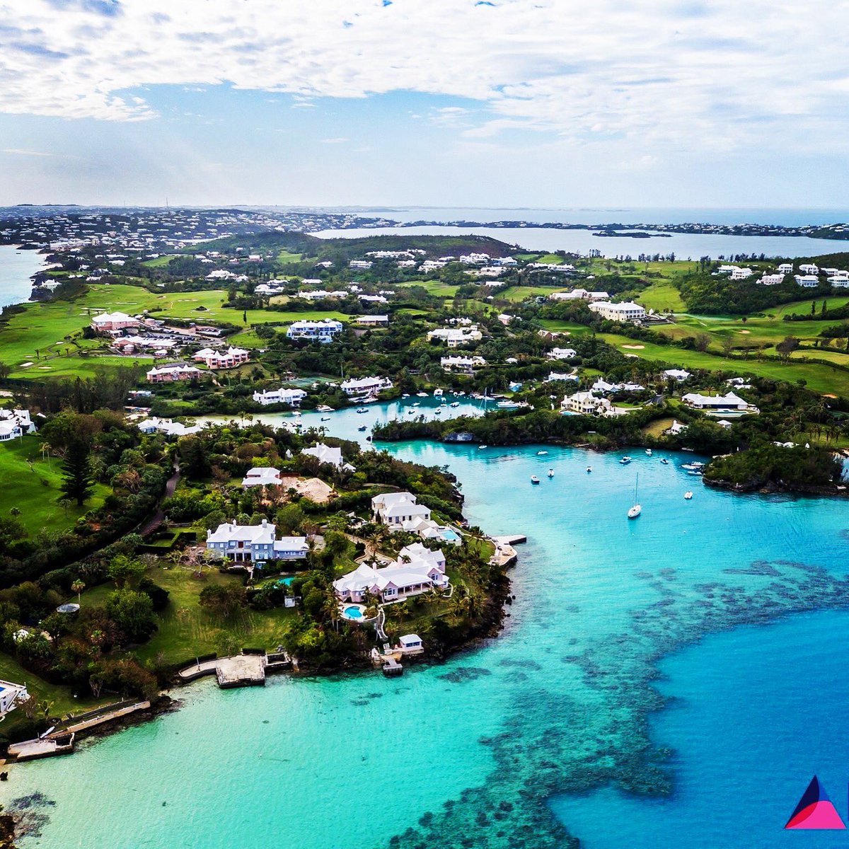 BermudaAerial's tweet photo. Christmas Day in #Bermuda. Merry Christmas from the #BAM team! @Bermuda #Aerial https://t.co/opnQ2Pqycf