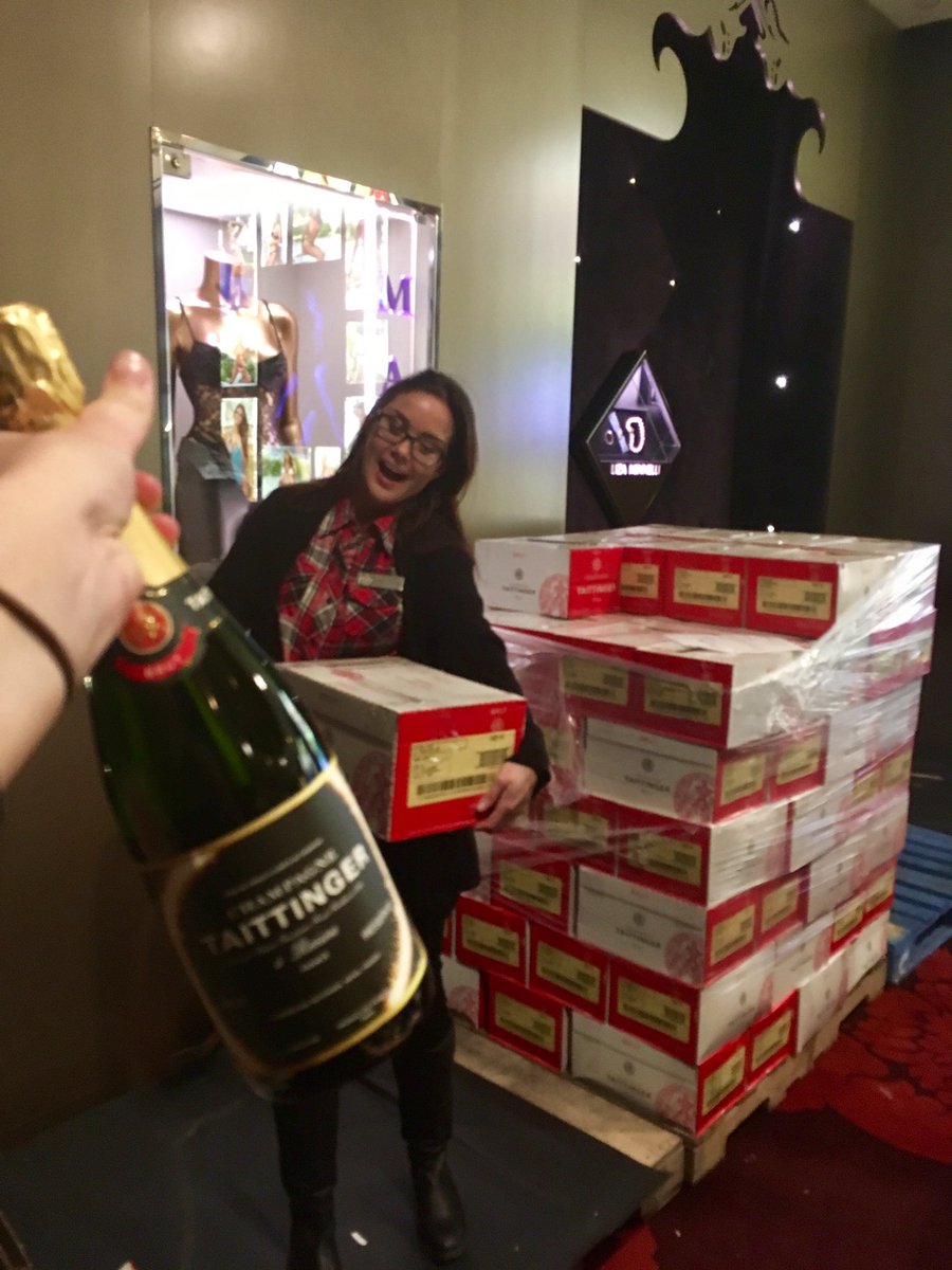 amberadelisle's tweet photo. Taittinger give away with @hardrockmwalsh 🍾 https://t.co/Gz75cB1OXM