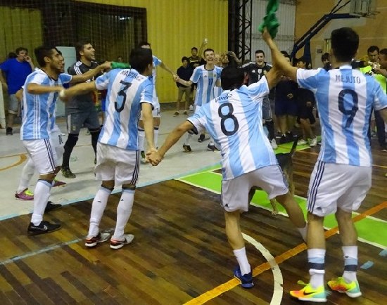 [FUTSAL] Contagian en el parquet y también en la celebración: subite a los festejos de la Sub 20 campeona 🏆 ⚽ 👏👏👏 goo.gl/KbC6zb