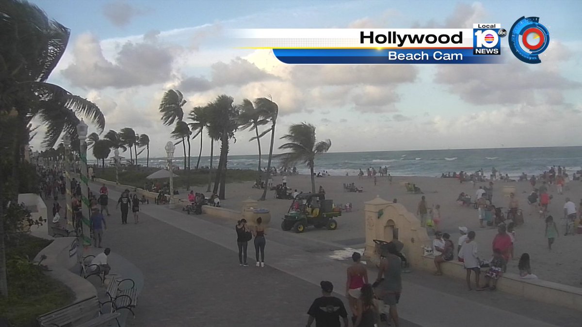 It's been a busy day at the beach. @TrentAricTV says tomorrow is another warm day perfect for the beach. https://t.co/rgJ76VjUXC