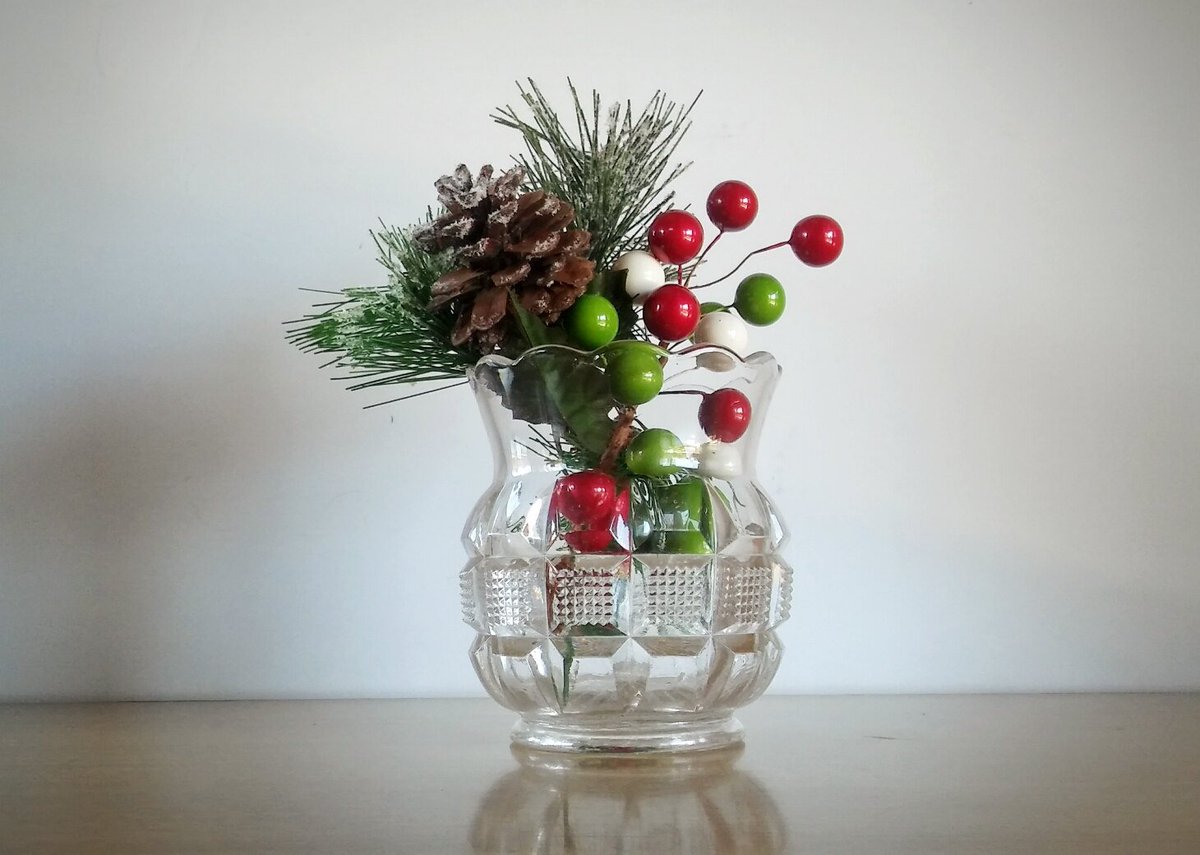 Abatevintage's tweet photo. EAPG Celery Vase Pineapple, Vintage Glass Pineapple Vase Diamond Qโฆ https://t.co/xxeV8y2JjA #EtsyShop #PineappleVase https://t.co/w6163BbZiU