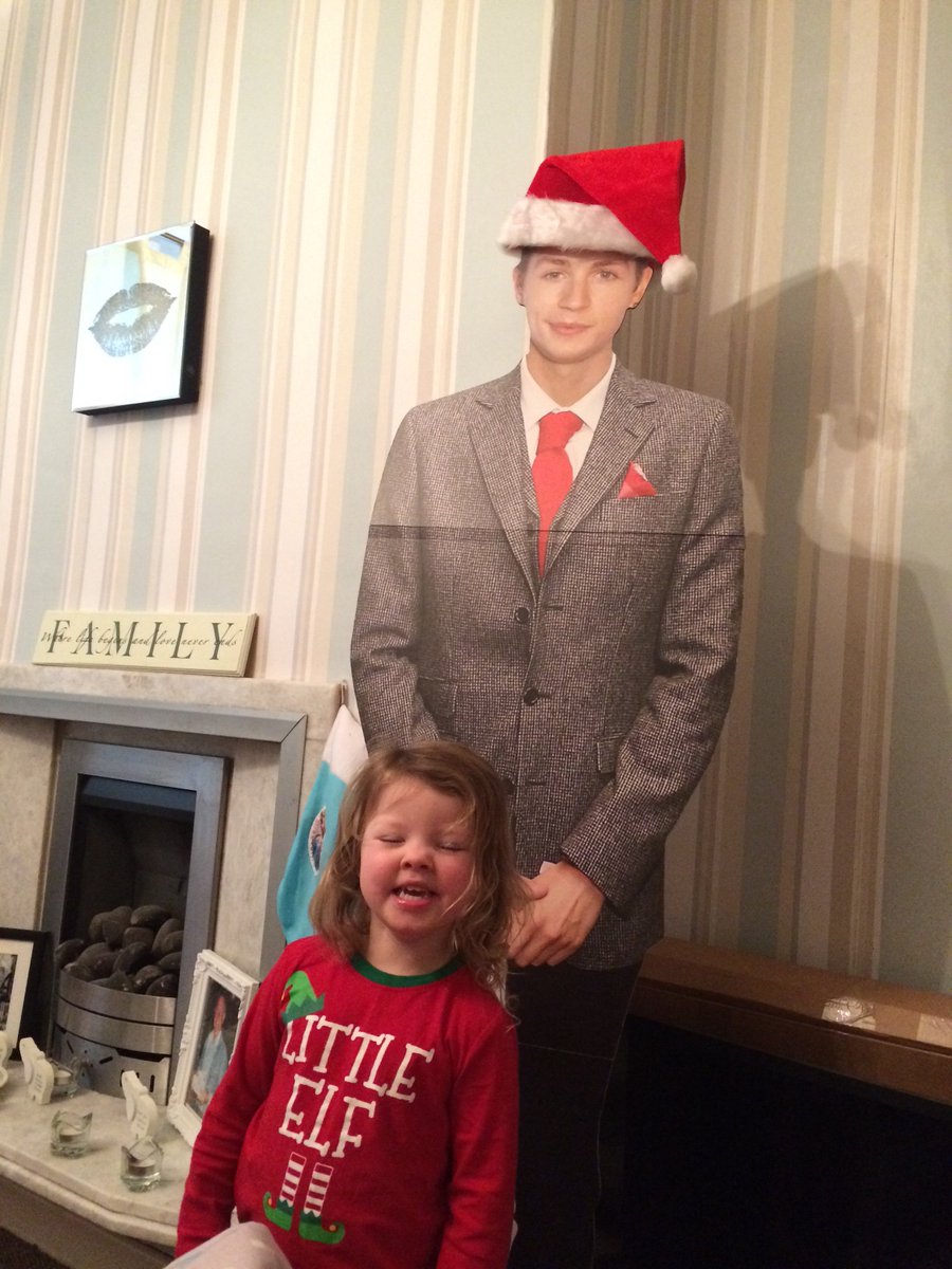 femm07's tweet photo. My boo was happy that @TheVampsJames came to see her for xmas #bfforxmas lol 😂 xx https://t.co/c8xPxvcS7R