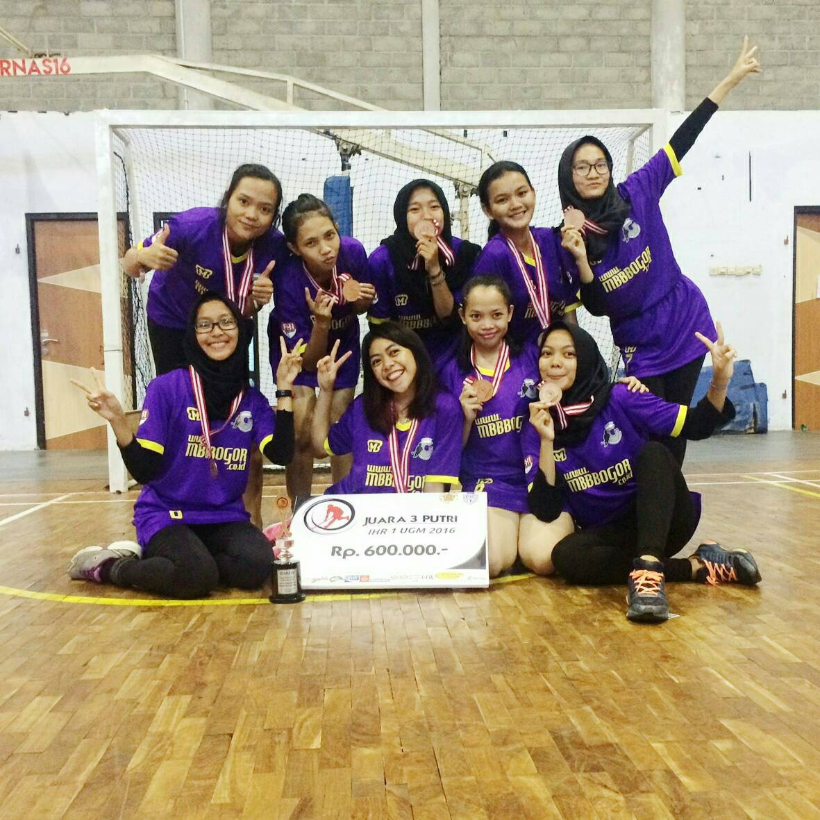 anakgundardotco's tweet photo. UKM Hockey Putri Gunadarma keluar sebagai juara 3 dalam ajang kejuaraan Hockey nasional yang bernama Invitasi Hockey Ruangan 1 UGM 2016. https://t.co/KGmx2ZdAA4