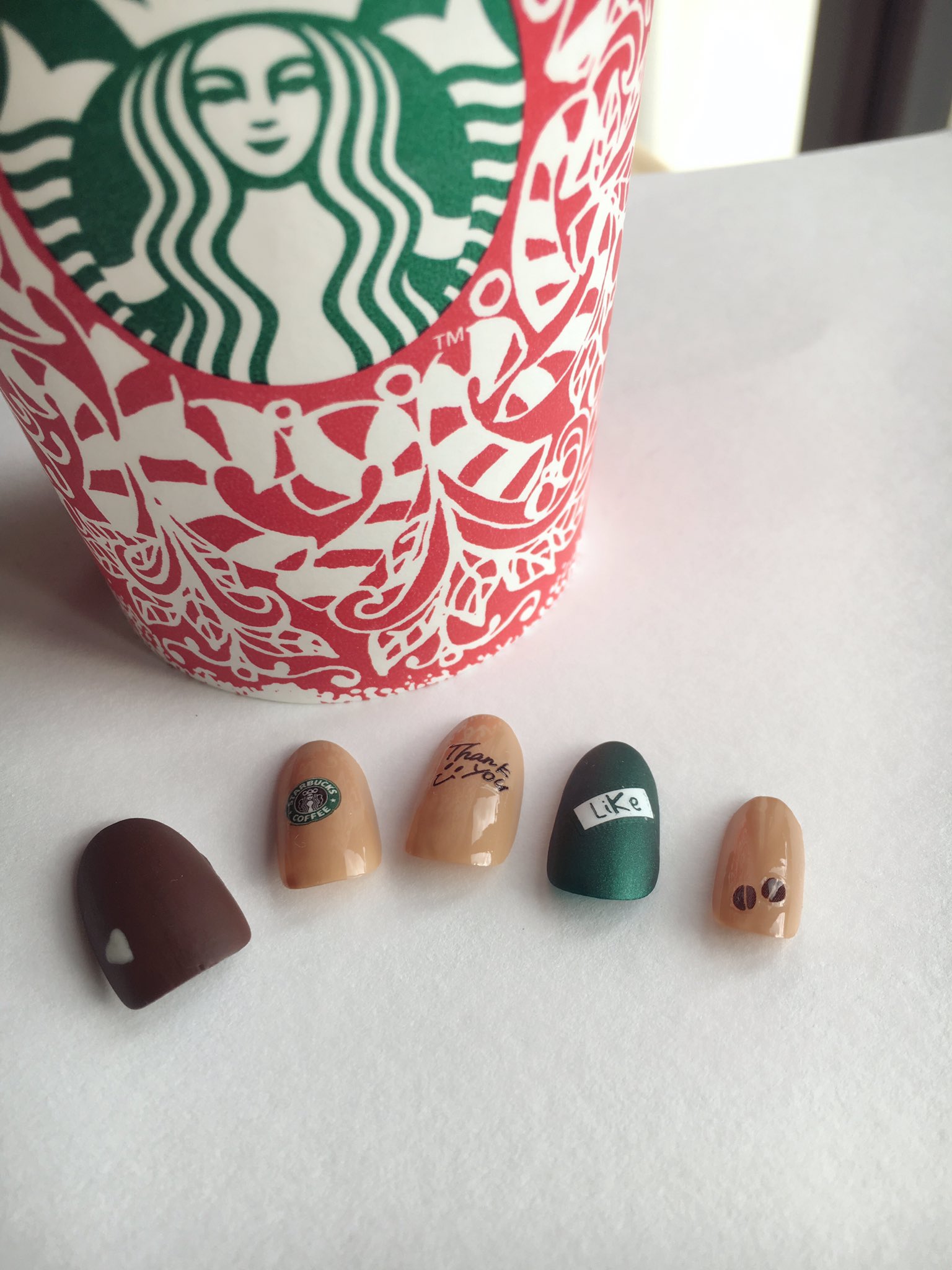 Chino ﾁﾉ Su Twitter スタバネイルリベンジ 前のはデザイン全然決めてなくてぐちゃぐちゃだったからな あんだけカフェネイルシール使ったとか言っといて真ん中にしか貼ってませんでしたw ラテアートっぽく を書いたとこと小指のコーヒー豆がポイント