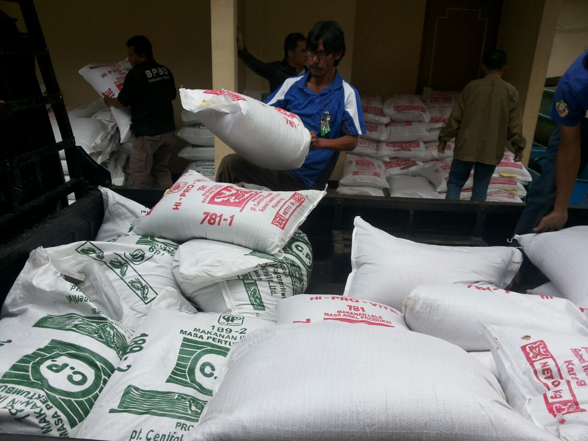 DitPakan's tweet photo. Ditjen Perikanan Budidaya menyaluran bantuan pakan ikan sebanyak 16.700 kg bagi 13 Pokdakan terdampak banjir di Kabupaten Garut. https://t.co/HySSjTSHuA