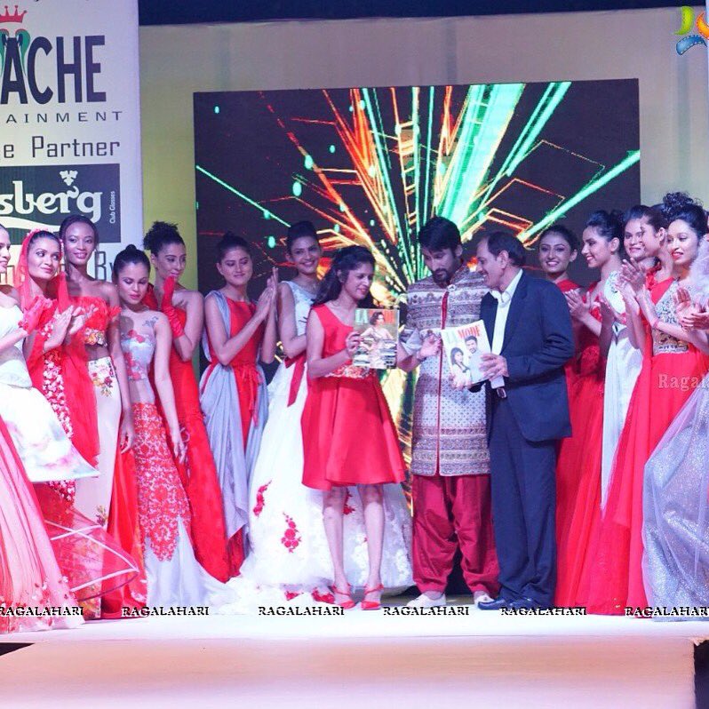 SuchhiKumar's tweet photo. #Hyderabad #fashionshow #international #designer #Vermadmello #ramp #showstopper #fashion #happiness #proud #smile #worldwide #show #proud https://t.co/d9pfSgV071