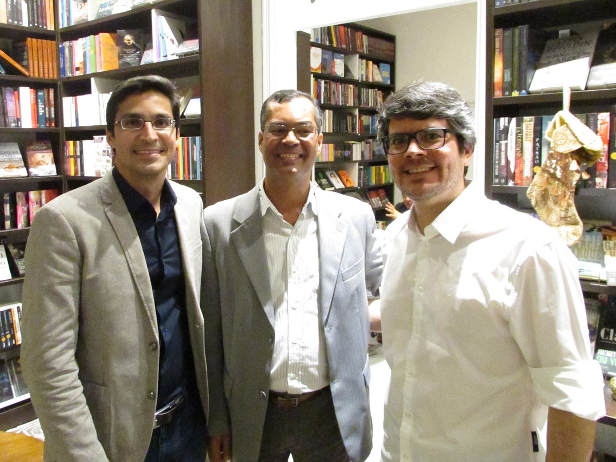 ColunaPE's tweet image. Confira as fotos do nosso lançamento que ocorreu no dia 21, na Livraria da Praça.🎉😲👏👌#RevistaColunaPernambucana #Lançamento #LivrariadaPraça