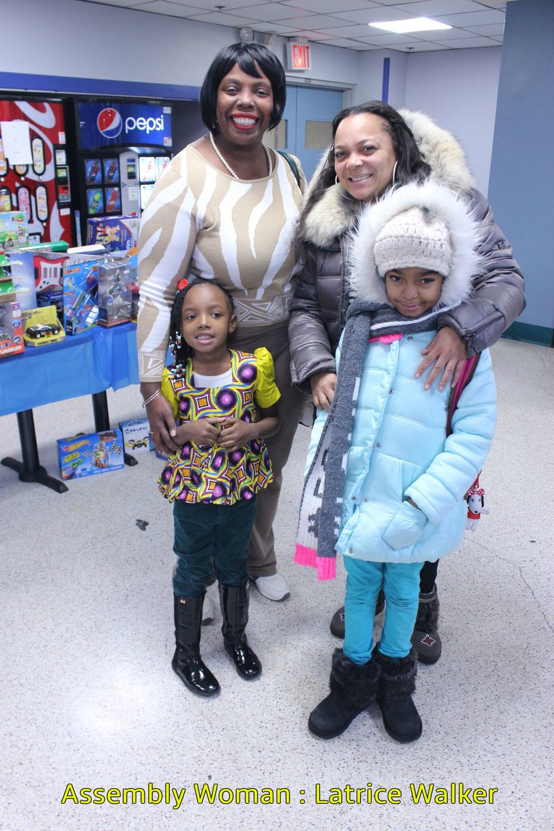 LiveLightRight's tweet photo. Holiday Party : We feel blessed that our celebrity guests took time out of their very busy schedule to bring joy to so many of our families https://t.co/ggvaKySfSd