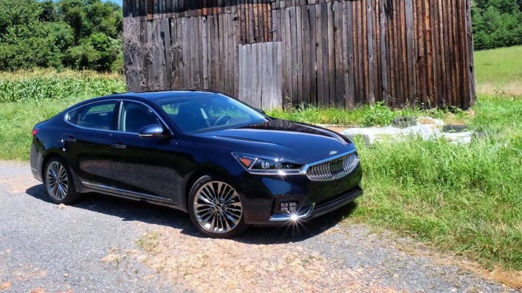Kia's tweet photo. Sometimes you just need to let the country roads take you home.  #KiaCadenza #KiaSpotting 📷 credit : @BeCarChic https://t.co/4tWrg6XHJl
