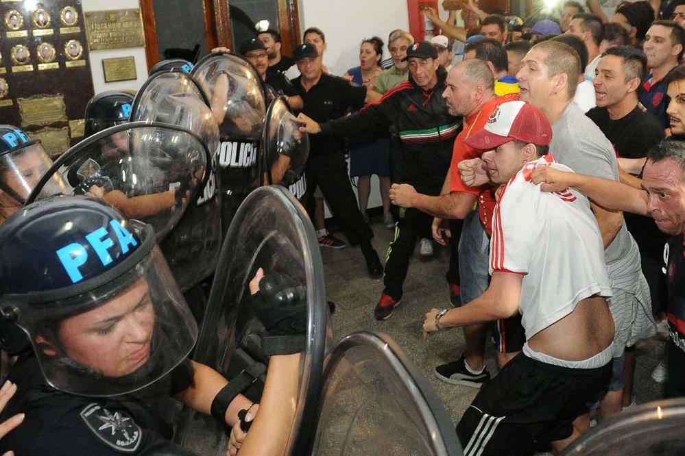 infobae's tweet photo. Incidentes y tensión frente a la comisaría de Flores en un reclamo por la muerte de Brian Aguinaco https://t.co/RO552PVhgJ https://t.co/FIRcc15i6s