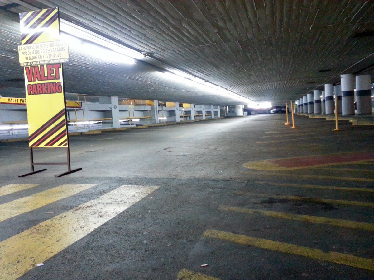 Rara vez se tiene oportunidad d ver y estar en estacionamiento vacío d un centro comercial grande de Caracas. #estacionamientos #condominios