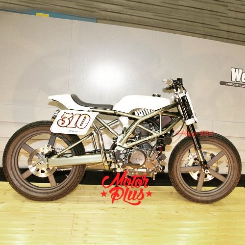 motorplusweekly's tweet photo. Takashi Nihira builder dari Wedge Custom &amp; Paint merubah G310R yang mengusung street fighter menjadi flat track. https://t.co/YdRDM2KxdB