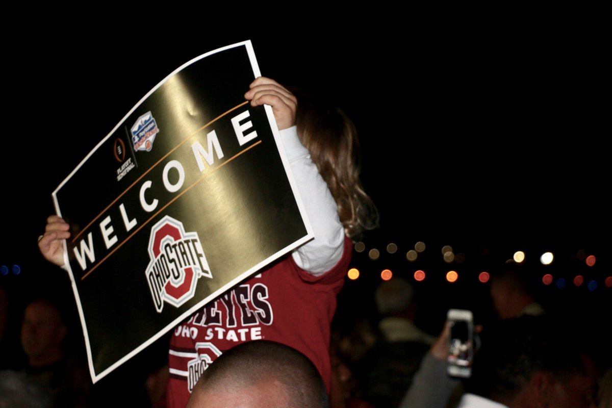 Fiesta_Bowl's tweet photo. ✈️@OhioStateFB has touched down @PHXSkyHarbor. Welcome back to Arizona, Buckeyes! 🌵 https://t.co/SjfjBEd3Zs