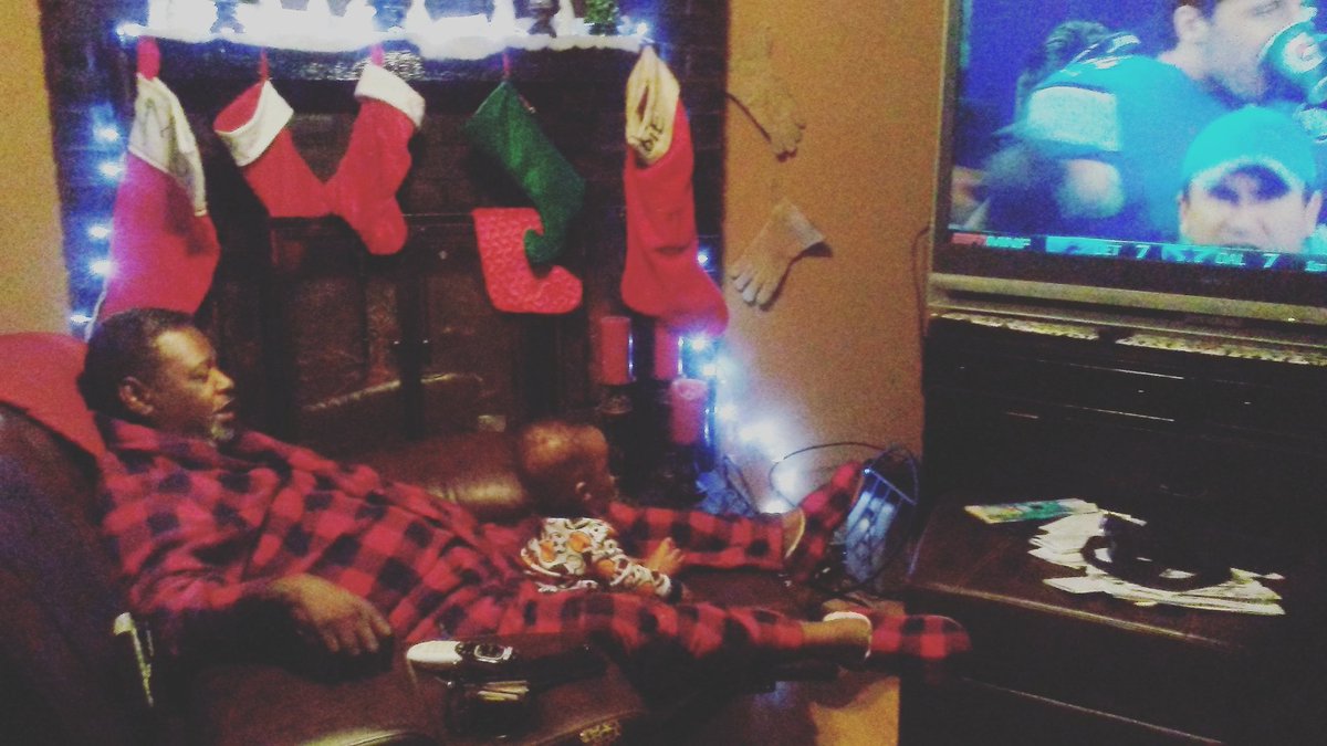 SamyJo6542's tweet photo. #watchingthegame #football #lionsvscowboys #detroitvsdallas #cowboysnation #touchdowncowboys #meandmypawpaw #papaandme https://t.co/AMdCkiIgDb