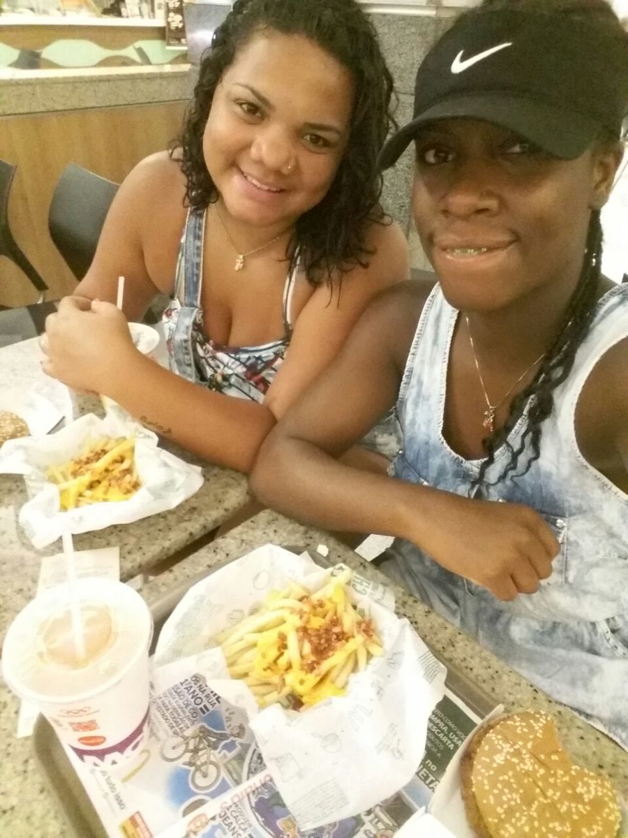 PontesYas's tweet photo. Aquele rolê com a Mozii 💕🍔🍟🍫🍧🍻
#Shopping #mec #muitomimo https://t.co/BE8EJaZBFv