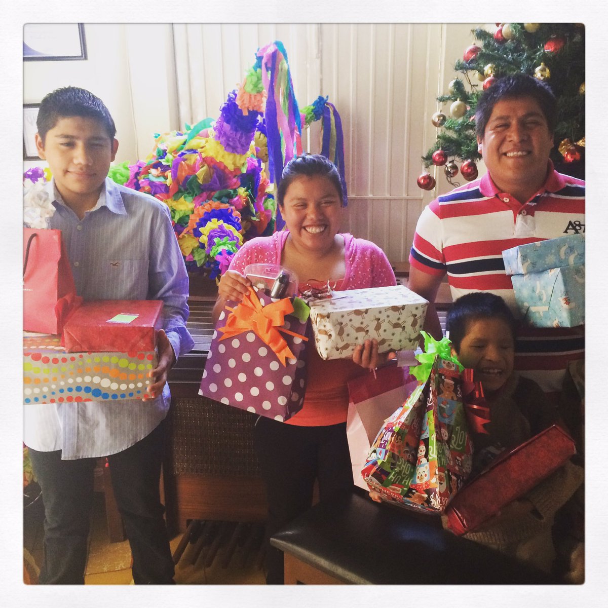 ipacidevi's tweet photo. Recibiendo los primeros regalos de Santa!!!! #GRACIAS #felices #ipacidevi https://t.co/UkwAY9VFja