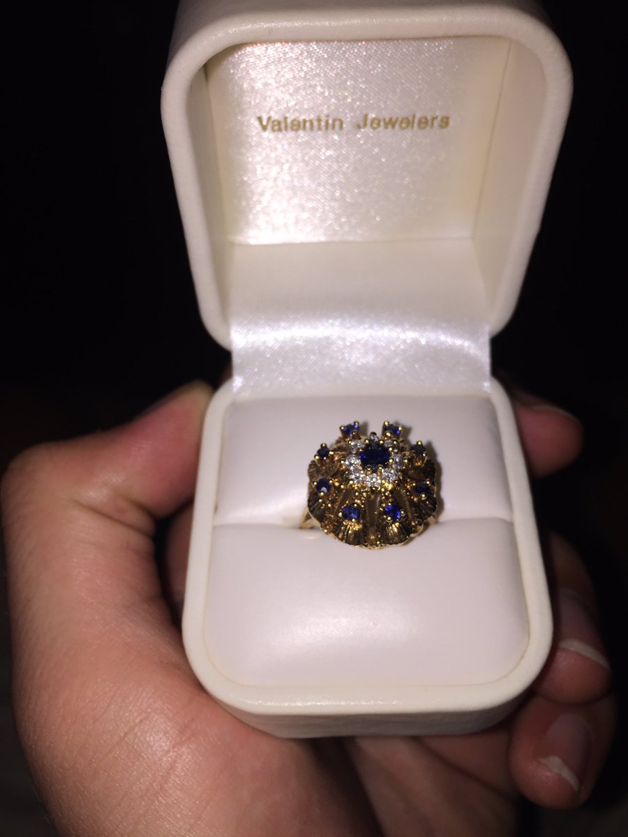 Le_sanchezz's tweet photo. Grandpa: "I bought that for your grandmother 40 years ago"
what was the occasion?
Grandpa: "I just loved her"
😭😭😭 https://t.co/96qrUvnmSI