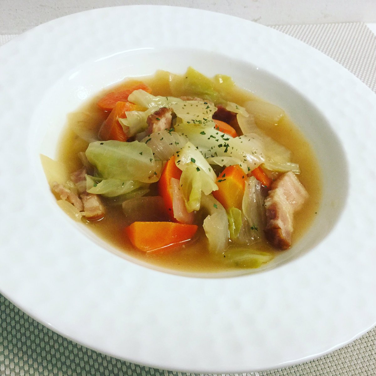 IHANAVGTBLS's tweet photo. こんにちは🌟IHANAVEGETABLESです♬本日の日替わりランチは「野菜たっぷりポトフ」です🤗当店自慢の有機野菜、ピロール野菜をふんだんに使ったポトフはとってもオススメメニューです💕是非ご堪能ください！ご来店お待ちしてます🎀✨ https://t.co/2Sm9vT6gQ0