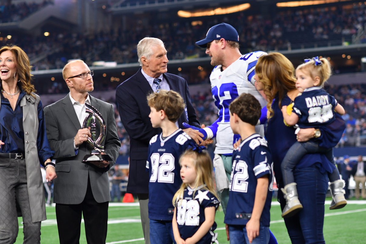 dallascowboys's tweet photo. Congratulations to @JasonWitten who was awarded the Bob Lilly Award presented by @reliantenergy prior to tonight's game! #DallasCowboys https://t.co/H7wLcMwoBQ