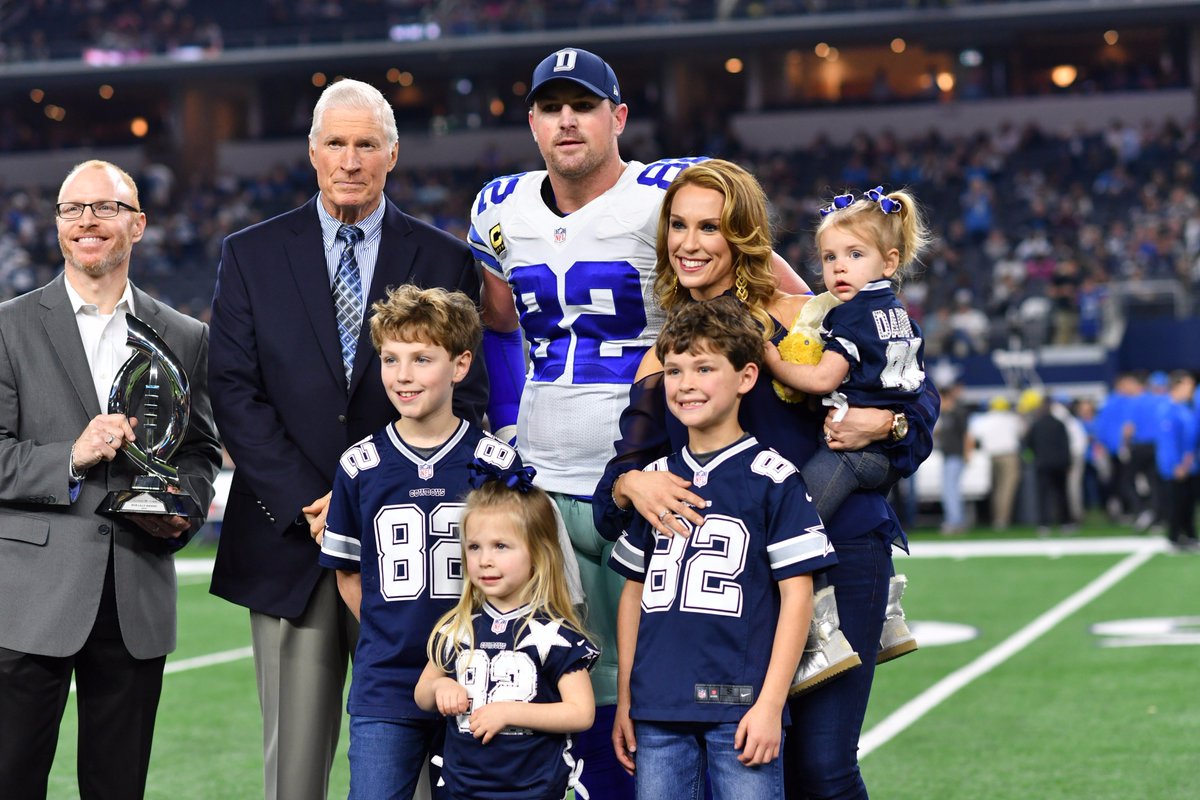 dallascowboys's tweet photo. Congratulations to @JasonWitten who was awarded the Bob Lilly Award presented by @reliantenergy prior to tonight's game! #DallasCowboys https://t.co/H7wLcMwoBQ