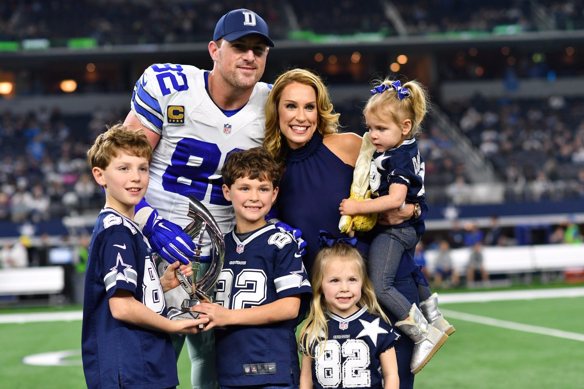 dallascowboys's tweet photo. Congratulations to @JasonWitten who was awarded the Bob Lilly Award presented by @reliantenergy prior to tonight's game! #DallasCowboys https://t.co/H7wLcMwoBQ