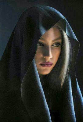 استيقظت
واستيقظ حزني قبلي 
فلما أجد لهذا الصباح البارد شيء 
أقبح من " وجهي الحقيقي " 
لأرتديه ..