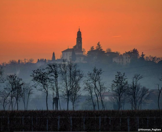 TurismoVeneto's tweet photo. I dolci pendii delle colline trevigiane e un tramonto meraviglioso #ColleUmberto #visitveneto https://t.co/SFUeWZpscD