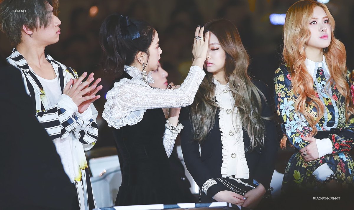 florence_JN's tweet photo. 161226 가요대전 #BLACKPINK #JENNIE #JISOO #블랙핑크 #제니 #사랑아제니해 #지수
💕💕💕🐰🐻💕💕💕 https://t.co/LMHabnf3O5