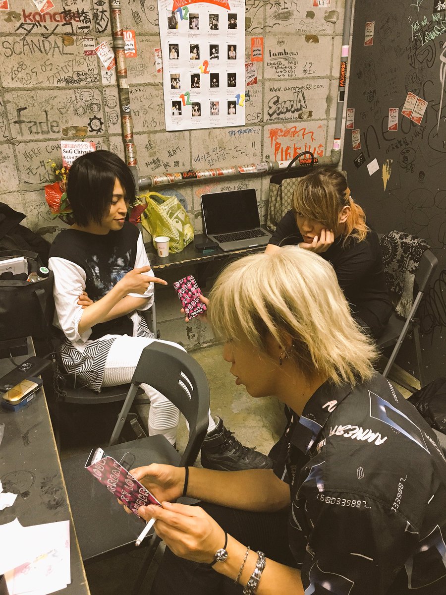 VersuS2016EXTRA's tweet photo. 本日極彩SuGセミファイナル神戸VARIT.！

豊洲PITでの勝敗を左右する大事なLIVEです！

今日はなにやらおめでたい日ということで楽しみましょう！

写真はMC-HASE恒例隠し��りシリーズ！

SuGのギター2人とベースの方です！ https://t.co/vdnurwv8wi