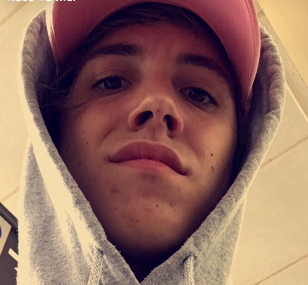 ProyectoMagcon's tweet image. Como cuando dice que estará disponible el 27 en tu país pero ya es 27 y no ha salido 
#ChasingCameron 
@camerondallas estafador