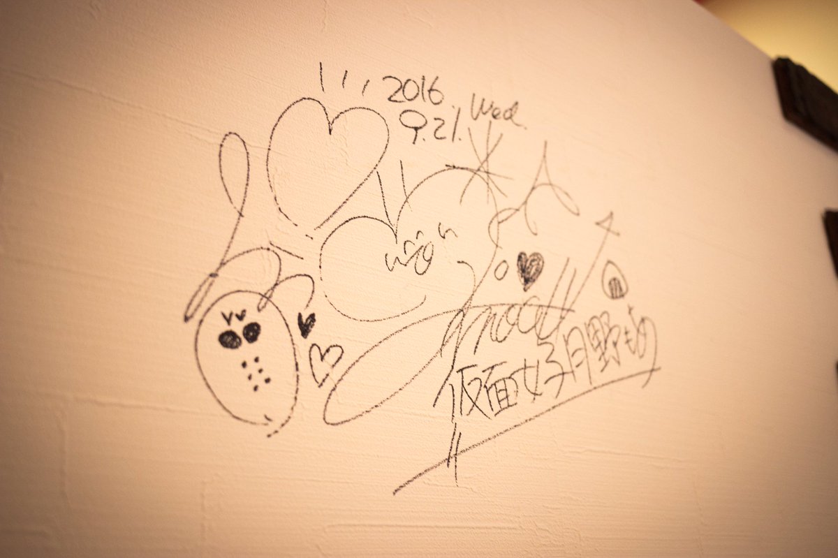 Akarin_No1's tweet image. この前もあちゃんが宣伝してた「the 肉丼の店 晴海トリトン店」に行ってみた！
黒毛和牛A5サーロインステーキ丼が売り切れてたから、極上牛タンステーキ丼を食べた(｡･m･｡)
牛タンめっちゃ柔らかくて美味しかった◎
店内奥にはもあちゃんのサインも有(๑¯◡¯๑)