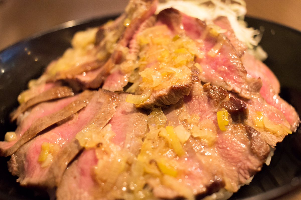 Akarin_No1's tweet image. この前もあちゃんが宣伝してた「the 肉丼の店 晴海トリトン店」に行ってみた！
黒毛和牛A5サーロインステーキ丼が売り切れてたから、極上牛タンステーキ丼を食べた(｡･m･｡)
牛タンめっちゃ柔らかくて美味しかった◎
店内奥にはもあちゃんのサインも有(๑¯◡¯๑)