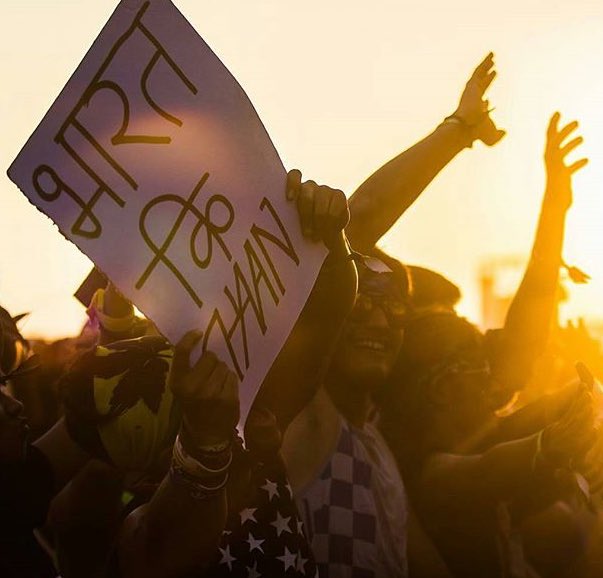 kela_shubham's tweet photo. @Style_Cracker @SunburnFestival  Me and my rave buddy @its_patond At music festival😍front row ravers❤️  #SunburnWithStyleCracker #Sunburn10 https://t.co/VaALl7x1rI