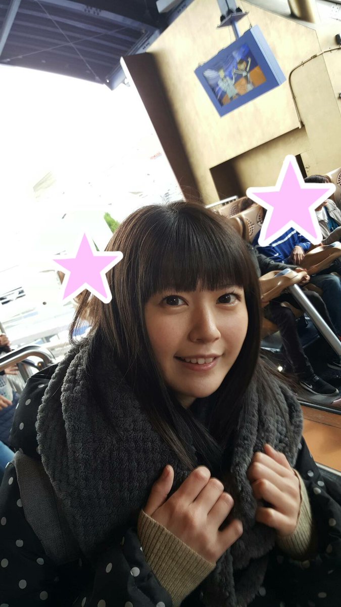 アトラクションに乗る竹達彩奈